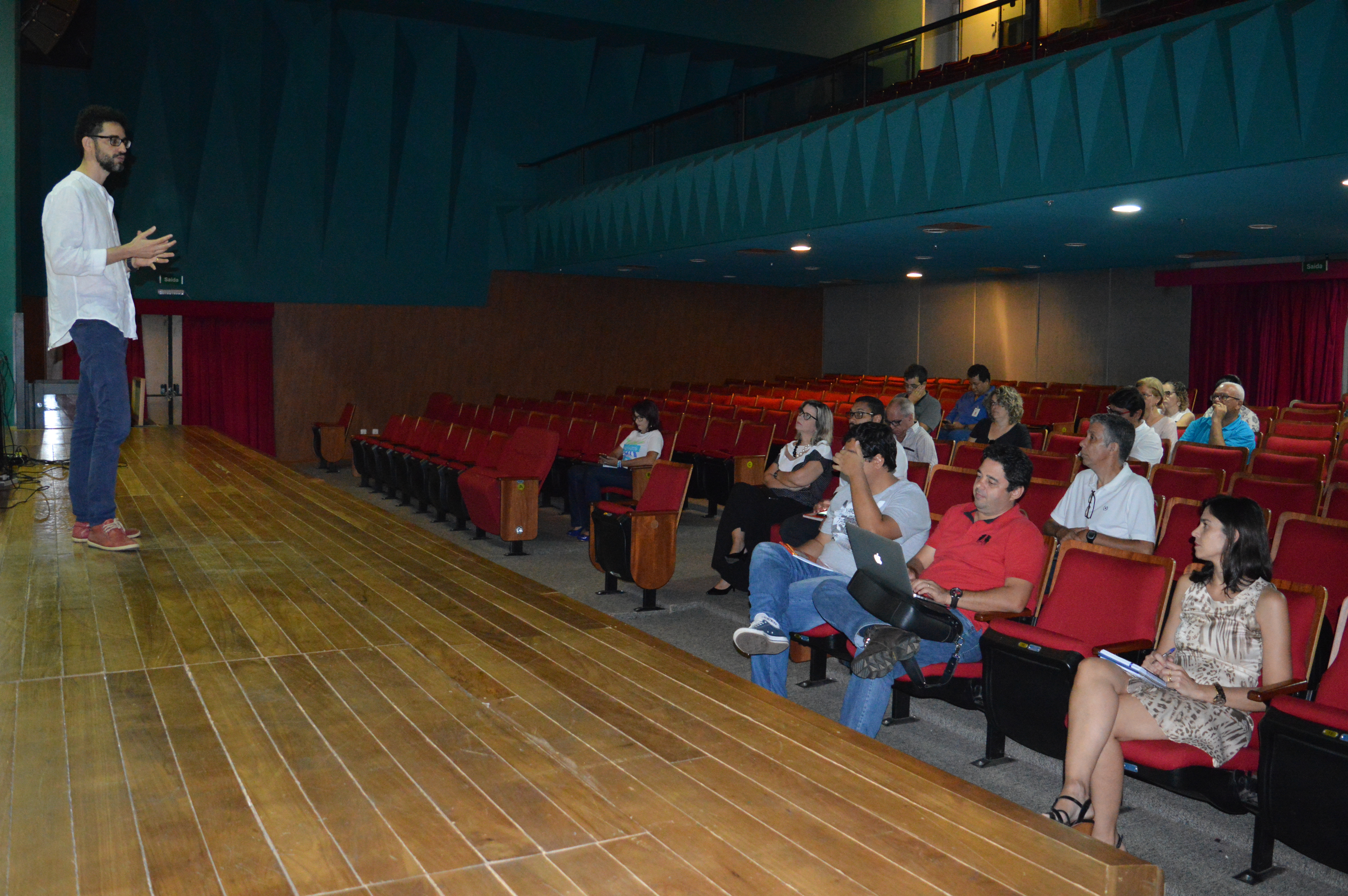 Pró-reitor de extensão do IFG, Daniel Barbosa, durante reunião com servidores, no Teatro do IFG - Câmpus Goiânia.
